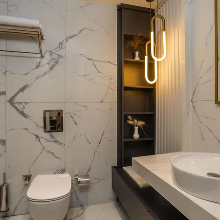 Luxury Garden Apartment